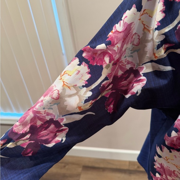 Chico's EUC Button Down Floral Blouse - Picture 4 of 8